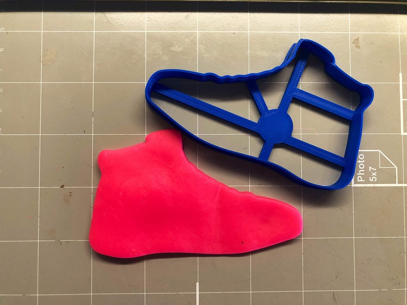Cookie Cutz Sneakers Cookie Cutter (4.0 Inch) - Image 2